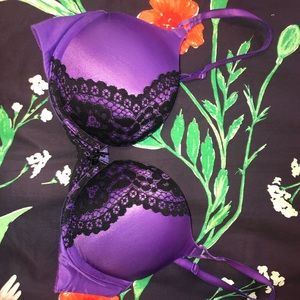 Victoria’s Secret bombshell push-up bra